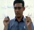 هنرمندی که همزمان با دو دست وارونه خوشنویسی می کند