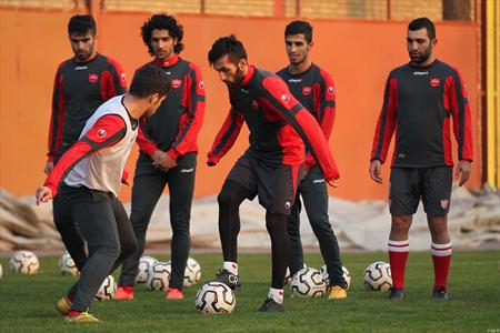 تشویق ستاره پرسپولیس در امارات/ مسئولان باشگاه الامارات در تمرین
